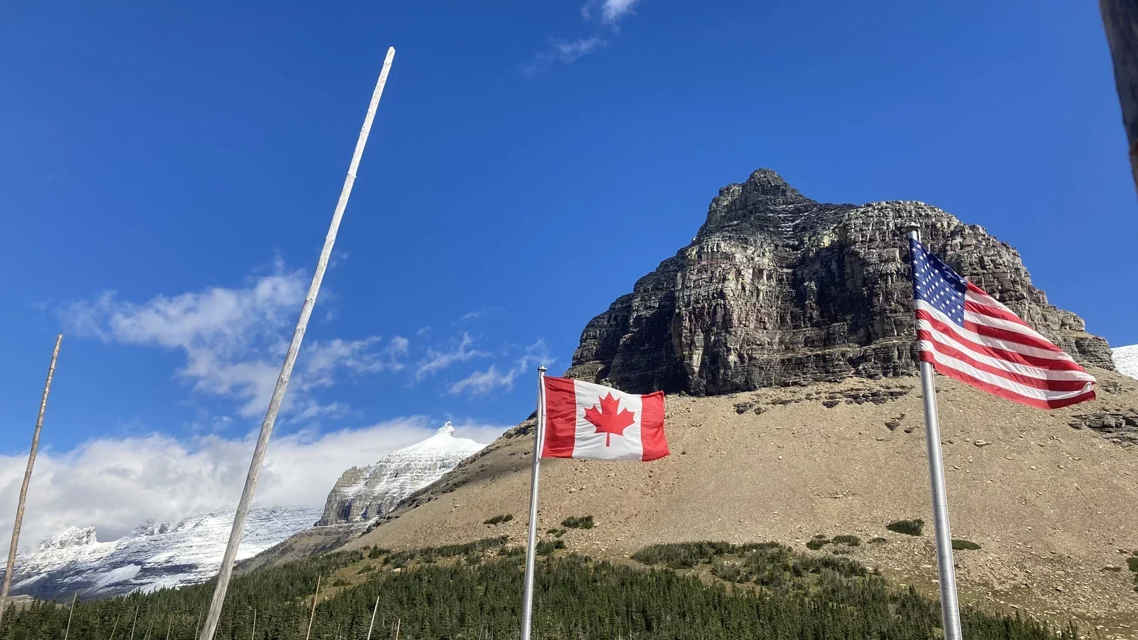 Les drapeaux canadien et américain côte à côte.