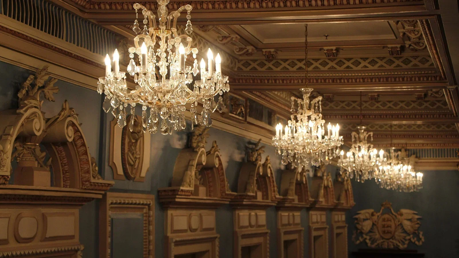 Les sièges du Salon bleu de l'Assemblée nationale du Québec.