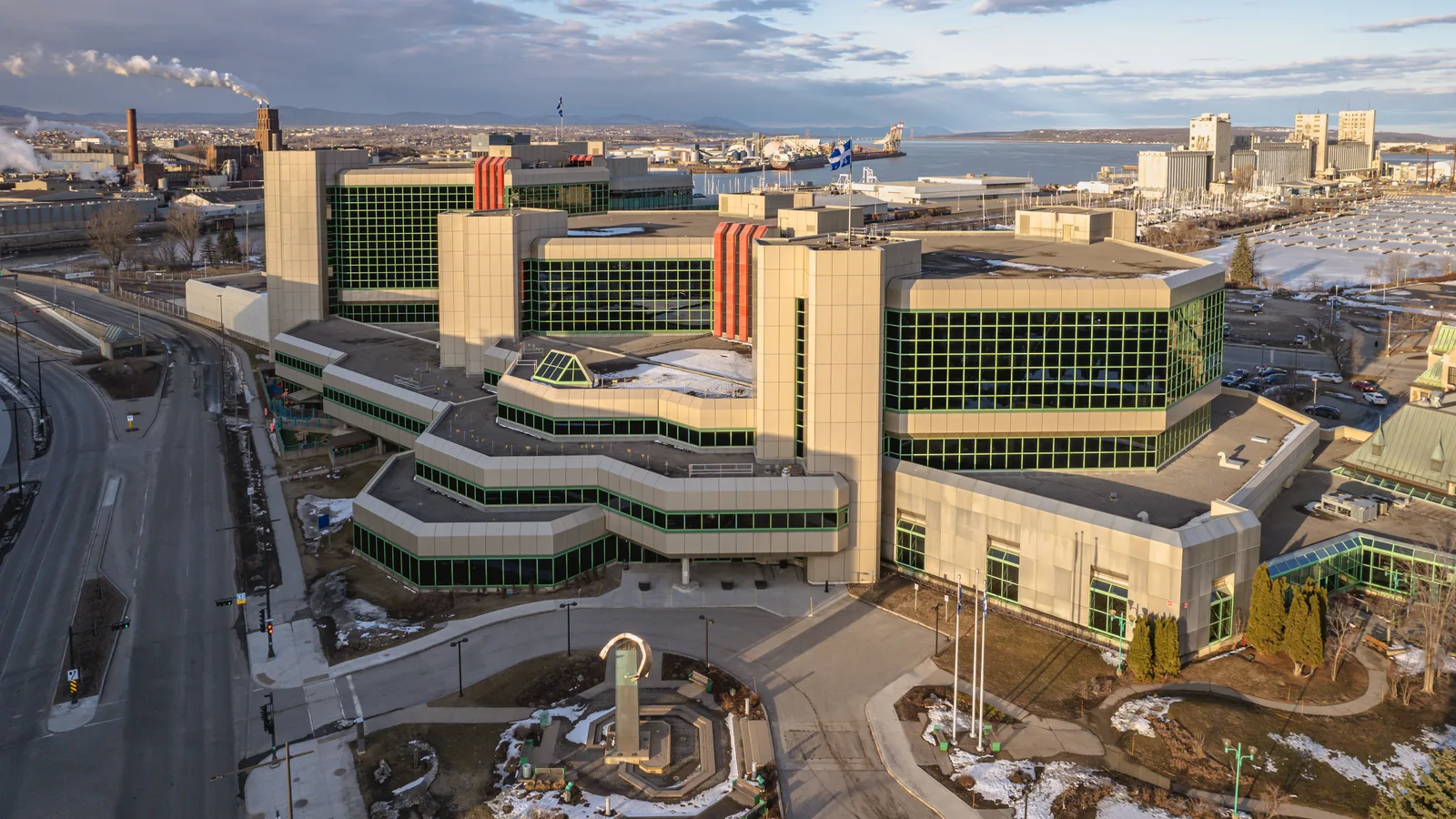 Vue aérienne du siège social de la Société de l'assurance automobile du Québec, à Québec. Image contextuelle : il ne s'agit pas d'un centre de données ni d'un lieu d'accès étranger.